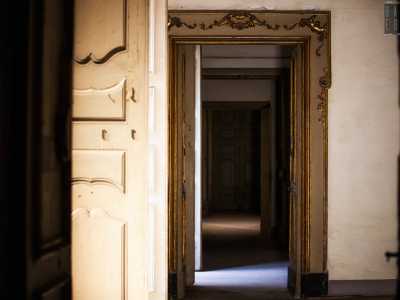 Da questa sala parte un percorso che si snoda per altri 28 ambienti divisi da porte in legno verdi impreziosite da fregi dorati